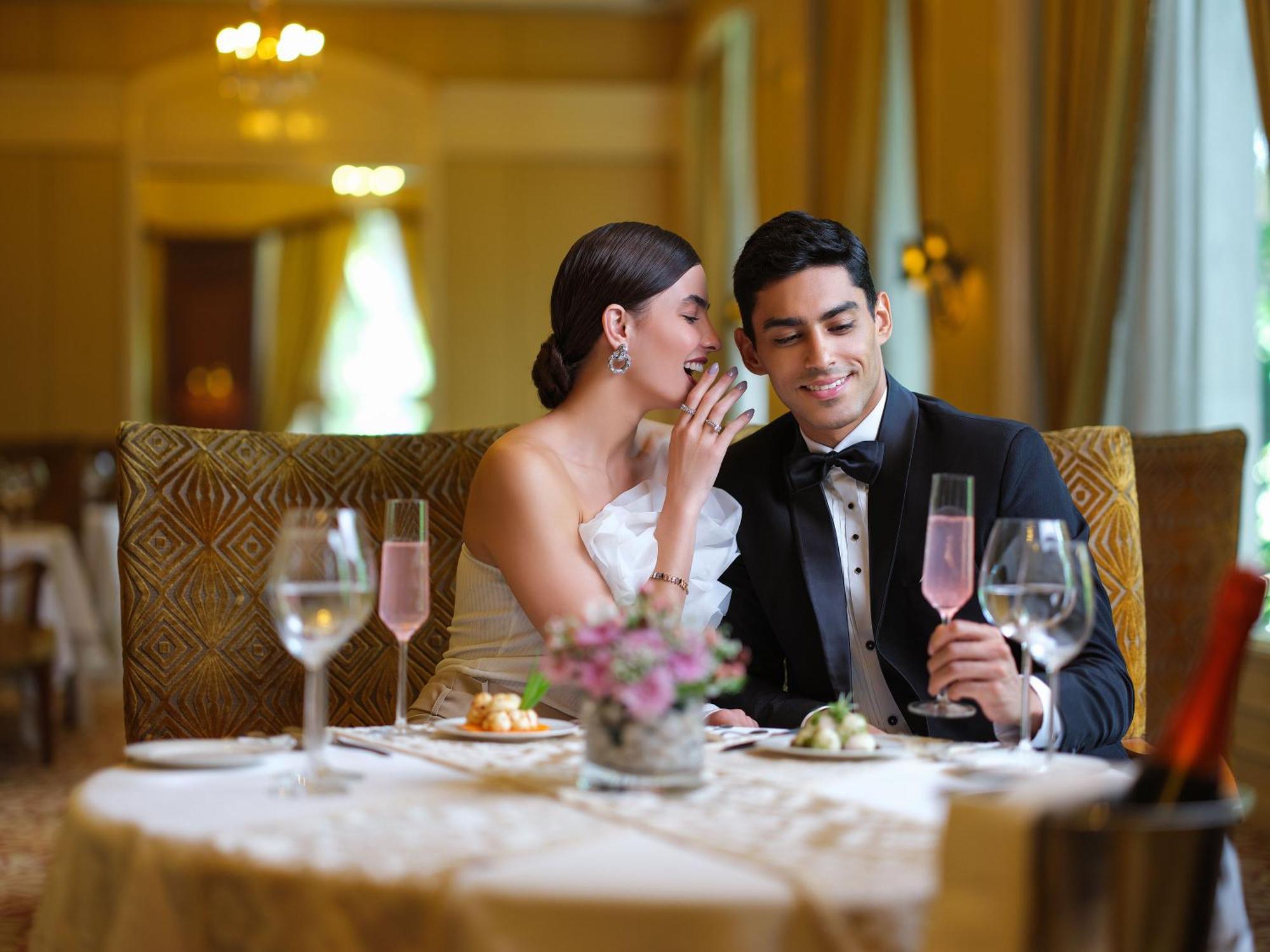 Taj Krishna Hotel Hyderabad Exterior photo A couple dining together